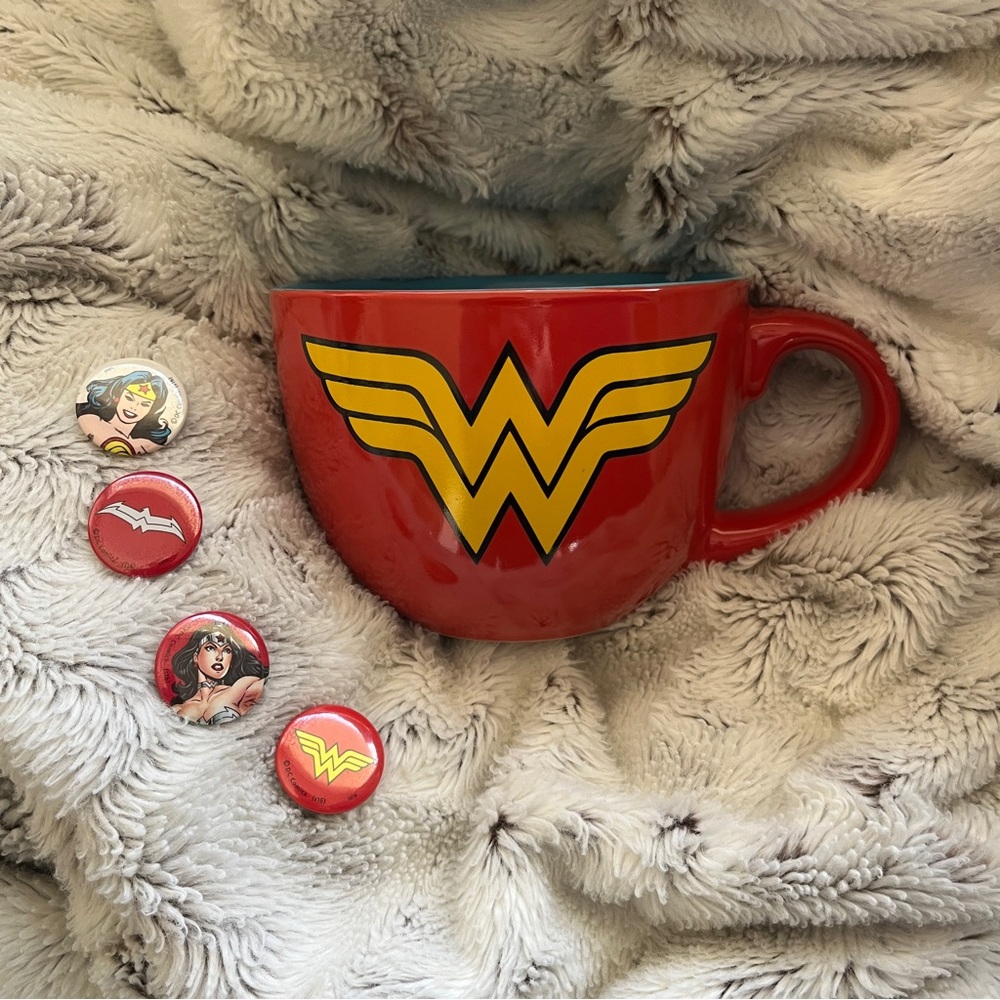 NWOT Iconic Wonder Woman Logo Red Blue Yellow 24 oz Ceramic Mug and Bonus Pins